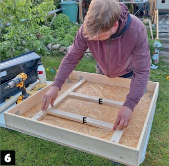 Plantevegg: Monter de korte avstandslistene Plantevegg: Monter de korte avstandslistene